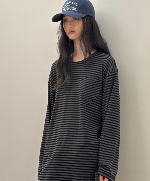 YAHNSISI（ヤーンシシ）の「ハートパッチストライプロングスリーブ - チャコール（Tシャツ/カットソー・レディース・その他・FREE）」の2枚目の写真