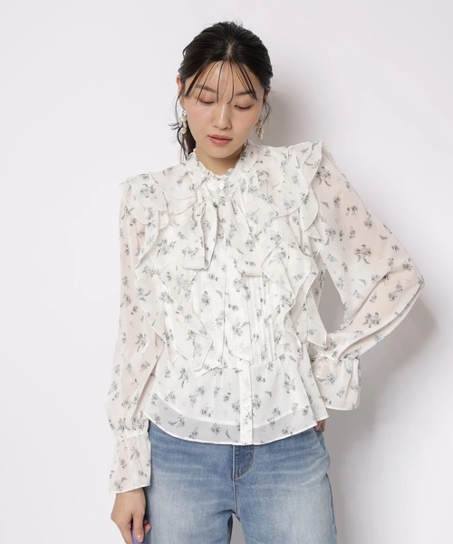 JUSGLITTY（ジャスグリッティー）の「プリントフリルショートブラウス（シャツ/ブラウス・レディース・オフホワイト/ブラック・2/1）」の4枚目の写真