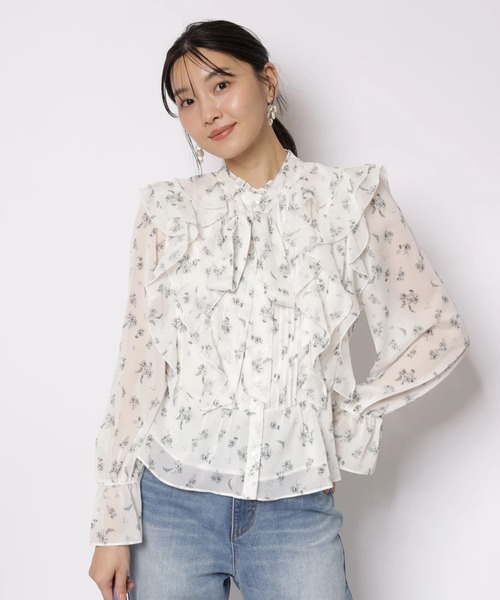 JUSGLITTY（ジャスグリッティー）の「プリントフリルショートブラウス（シャツ/ブラウス・レディース・オフホワイト/ブラック・2/1）」の5枚目の写真