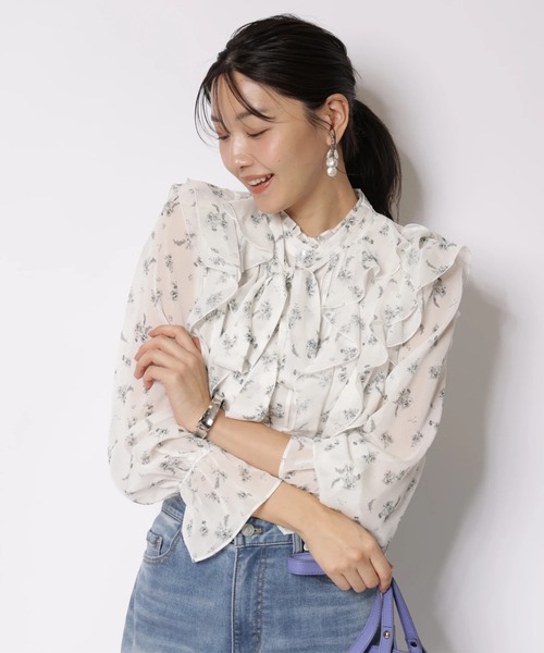 JUSGLITTY（ジャスグリッティー）の「プリントフリルショートブラウス（シャツ/ブラウス・レディース・オフホワイト/ブラック・2/1）」の6枚目の写真