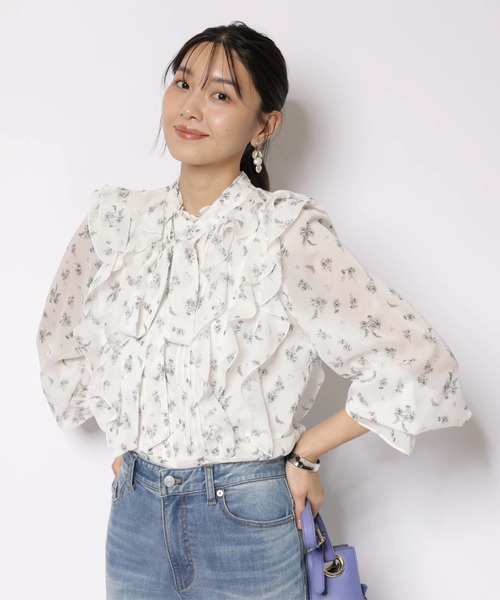 JUSGLITTY（ジャスグリッティー）の「プリントフリルショートブラウス（シャツ/ブラウス・レディース・オフホワイト/ブラック・2/1）」の7枚目の写真