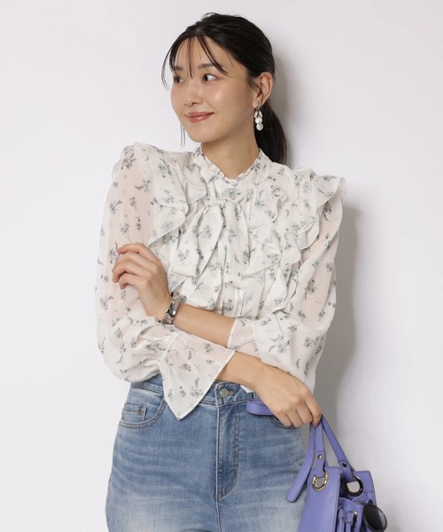 JUSGLITTY（ジャスグリッティー）の「プリントフリルショートブラウス（シャツ/ブラウス・レディース・オフホワイト/ブラック・2/1）」の8枚目の写真