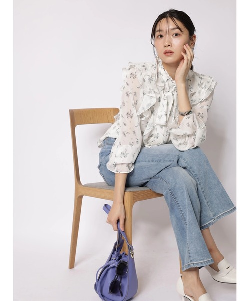 JUSGLITTY（ジャスグリッティー）の「プリントフリルショートブラウス（シャツ/ブラウス・レディース・オフホワイト/ブラック・2/1）」の11枚目の写真