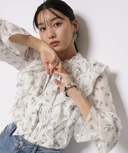 JUSGLITTY（ジャスグリッティー）の「プリントフリルショートブラウス（シャツ/ブラウス・レディース・オフホワイト/ブラック・2/1）」の9枚目の写真