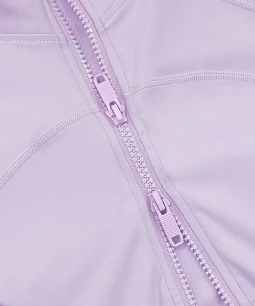 HYSSHOP(エイチワイエスショップ)の「【伸縮性あり/サムホール付き/美シルエット】長袖 ダブルジップ モックネック センターポイントヘム ヨガ トップス レディース(その他トップス・レディース・ダークブラウン/ライラック/ブラック・L/2XL/XL/M/S)」の11枚目の写真