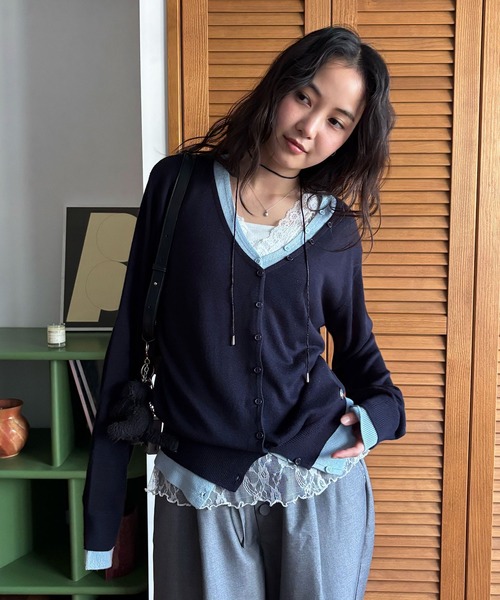 MUHET（ミュエータ）の「layered-look v-neck cardigan/ レイヤード風Vネックカーディガン（カーディガン/ボレロ・レディース・ネイビー/パープル/ブラウン/グレー・FREE）」の5枚目の写真