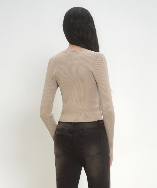 MUSINSA STANDARD WOMAN（ムシンサスタンダードウーマン）の「ウィメンズリブスリムラウンドネックニットジップアップ[グレイッシュベージュ]（ニット/セーター・レディース・その他・X-SMALL/SMALL/MEDIUM/LARGE）」の3枚目の写真