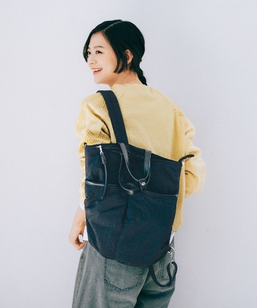 IEDIT（イディット）の「ＩＥＤＩＴ　ことりっぷとコラボ　旅のアイデアを詰め込んだ　リュックにもなる軽やかきれいめ３―ＷＡＹバッグ〈ブラック〉（バックパック/リュック・レディース・ブラック・ONE SIZE）」の7枚目の写真