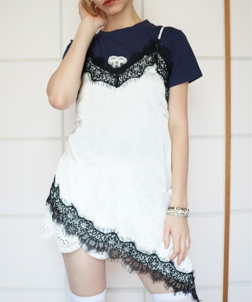 IMARI(イマリ)の「【 IMARI / イマリ 】 アシンメトリー サテン キャミ ワンピース(ワンピース・レディース・ホワイト/ブラック/ベージュ/ホワイト×ブラック・FREE)」の2枚目の写真