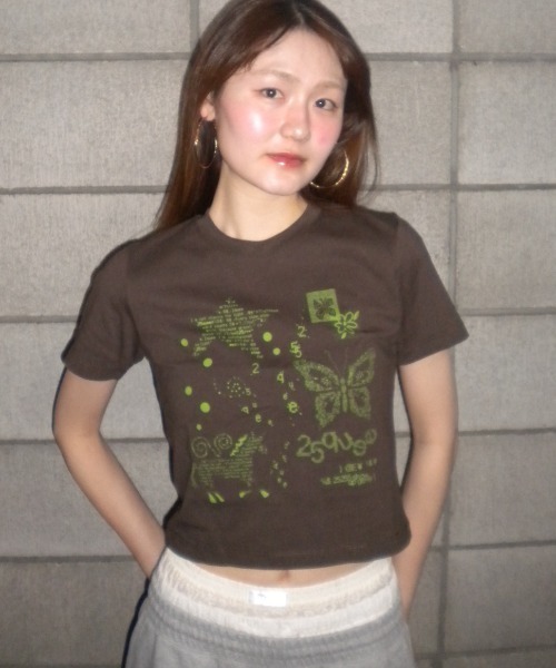 JEANASIS(ジーナシス)の「【25quee】プリントチビTEE SS/670328(Tシャツ/カットソー・レディース・ブルー系その他/ブラウン系その他/ブラック系その他・FREE)」の2枚目の写真