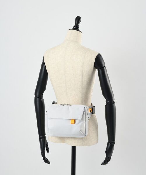 TRAVEL SHOP MILESTO(トラベルショップミレスト)の「Hutte 2WAYボディバッグ(メッセンジャーバッグ・レディース・ライトグレー/ダークグレー/ブラック・フリ-)」の6枚目の写真