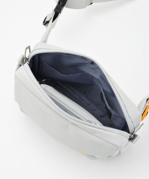 TRAVEL SHOP MILESTO(トラベルショップミレスト)の「Hutte 2WAYボディバッグ(メッセンジャーバッグ・レディース・ライトグレー/ダークグレー/ブラック・フリ-)」の14枚目の写真