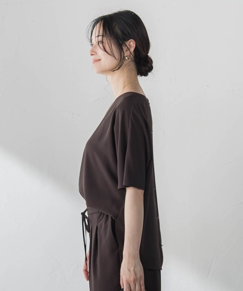 LAUTREAMONT(ロートレアモン)の「【涼・美・楽】Vネックブラウス(シャツ/ブラウス・レディース・ブラウン/ベージュ/ブラック/ダークネイビー・9号)」の5枚目の写真