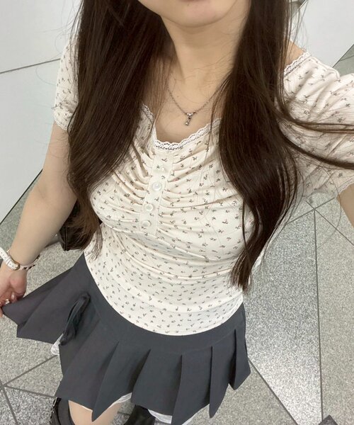 continuer de NICE CLAUP(コンティニューデナイスクラップ)の「大人気に付き新色追加!小花レーストップス(Tシャツ/カットソー・レディース・ホワイト系その他/ブルー系その他/ピンク系その他/オフホワイト/ブラック/その他2/その他1・FREE)」の6枚目の写真