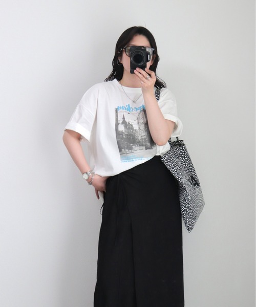 ZOZOMARKET by ゆずもも.(ゾゾマーケットバイユズモモ)の「【インフルエンサー ゆ ず も も .セレクト】タウンフォトカラーロゴTシャツ(Tシャツ/カットソー・レディース・オフホワイト/チャコール・38)」の7枚目の写真