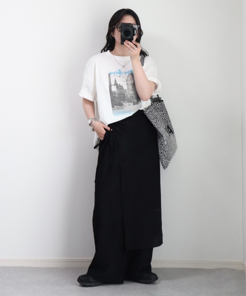 ZOZOMARKET by ゆずもも.(ゾゾマーケットバイユズモモ)の「【インフルエンサー ゆ ず も も .セレクト】タウンフォトカラーロゴTシャツ(Tシャツ/カットソー・レディース・オフホワイト/チャコール・38)」の3枚目の写真