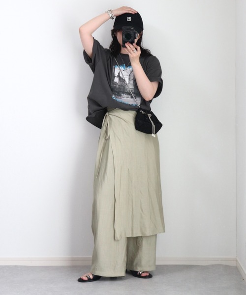 ZOZOMARKET by ゆずもも.(ゾゾマーケットバイユズモモ)の「【インフルエンサー ゆ ず も も .セレクト】タウンフォトカラーロゴTシャツ(Tシャツ/カットソー・レディース・オフホワイト/チャコール・38)」の4枚目の写真