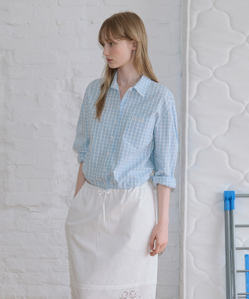 SINOON（シヌーン）の「2-Way Drawstring Crop Shirt (Blue)（シャツ/ブラウス・レディース・ブルー・FREE）」の2枚目の写真