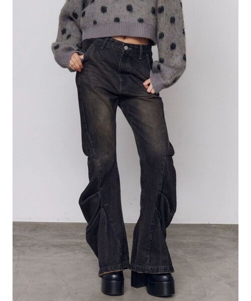 EMODA(エモダ)の「タックルーズフレアジーンズ(デニムパンツ・レディース・ベージュ/ブラック・SMALL/MEDIUM)」の2枚目の写真