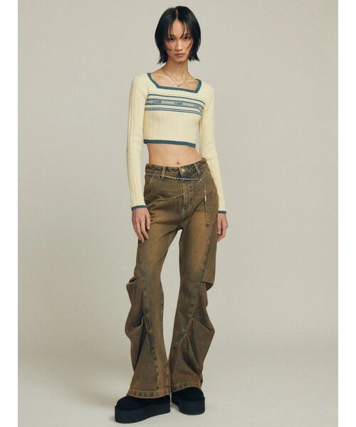 EMODA(エモダ)の「タックルーズフレアジーンズ(デニムパンツ・レディース・ベージュ/ブラック・SMALL/MEDIUM)」の4枚目の写真