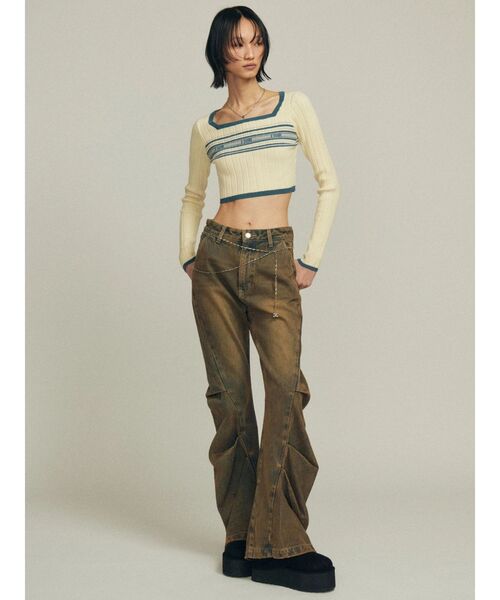 EMODA(エモダ)の「タックルーズフレアジーンズ(デニムパンツ・レディース・ベージュ/ブラック・SMALL/MEDIUM)」の5枚目の写真
