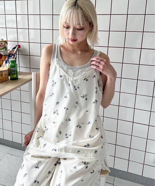 PILIT(ピリット)の「フラワーレースキャミソール(その他トップス・レディース・ブラック/アイボリー・MEDIUM)」の2枚目の写真