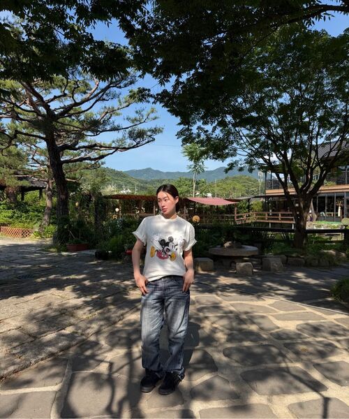 VTWO(ブイツー)の「フェイドウォッシングジャンピング_ミッキー_ Tシャツ (ホワイト)(Tシャツ/カットソー・レディース・その他・MEDIUM/LARGE)」の3枚目の写真