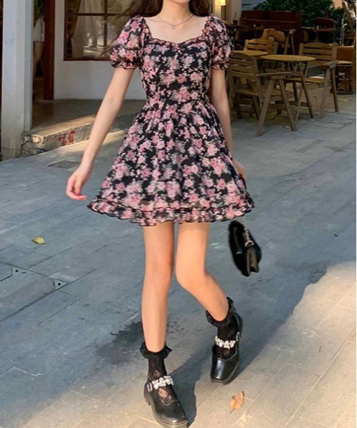 &soiree(アンドソワレ)の「スクエアネックシャーリング花柄ミニワンピース(ワンピース・レディース・ブラック・X-LARGE/LARGE/MEDIUM)」の1枚目の写真