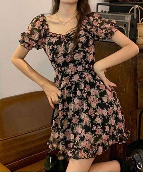 &soiree(アンドソワレ)の「スクエアネックシャーリング花柄ミニワンピース(ワンピース・レディース・ブラック・X-LARGE/LARGE/MEDIUM)」の2枚目の写真