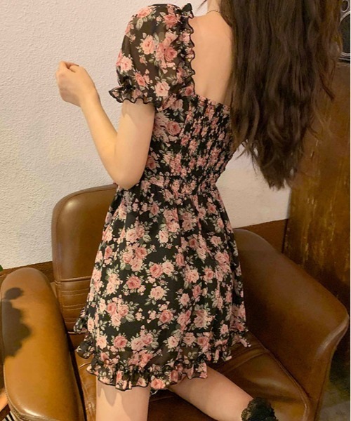 &soiree(アンドソワレ)の「スクエアネックシャーリング花柄ミニワンピース(ワンピース・レディース・ブラック・X-LARGE/LARGE/MEDIUM)」の4枚目の写真
