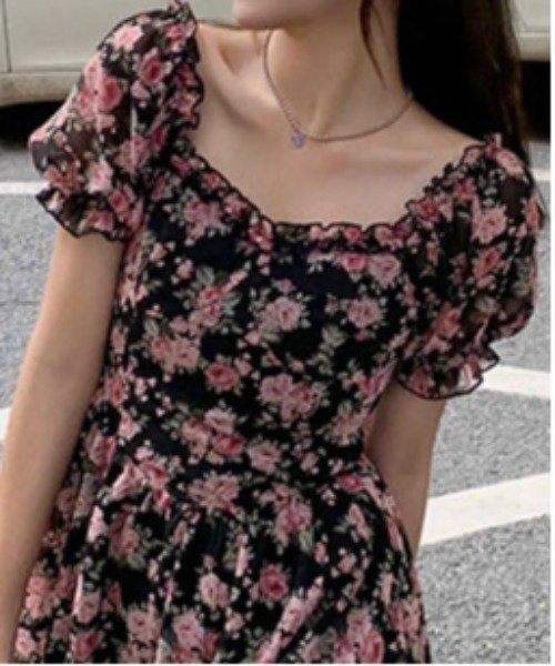 &soiree(アンドソワレ)の「スクエアネックシャーリング花柄ミニワンピース(ワンピース・レディース・ブラック・X-LARGE/LARGE/MEDIUM)」の5枚目の写真