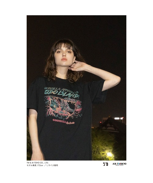AIR TWOKYO(エアトゥーキョー)の「ゴジラ70周年記念『ゴジラ-1.0』シーンイラストTシャツ1(大戸島)(Tシャツ/カットソー・メンズ・ブラック・SMALL/MEDIUM/LARGE/X-LARGE/XX-LARGE)」の1枚目の写真