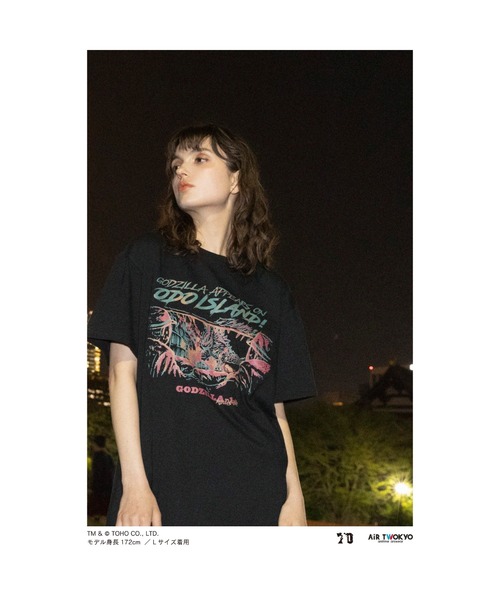 AIR TWOKYO(エアトゥーキョー)の「ゴジラ70周年記念『ゴジラ-1.0』シーンイラストTシャツ1(大戸島)(Tシャツ/カットソー・メンズ・ブラック・SMALL/MEDIUM/LARGE/X-LARGE/XX-LARGE)」の2枚目の写真