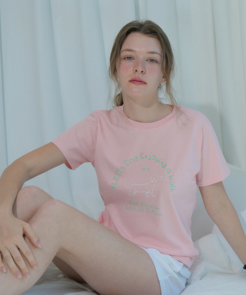 VLETI(ブレッティ)の「Dog Lettering Art Work Printing T-shirt (Pink)(Tシャツ/カットソー・レディース・ネイビー・FREE)」の1枚目の写真