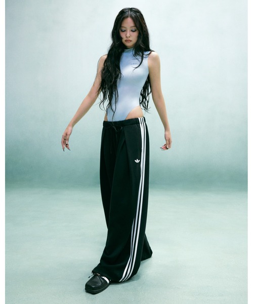 adidas（アディダス）の「adidas/アディダス　adidas Originals by JENNIE BLACK PINK/PLEATED TP（その他パンツ・レディース・ブラック/ベージュ・SMALL/MEDIUM/LARGE/X-LARGE）」の3枚目の写真