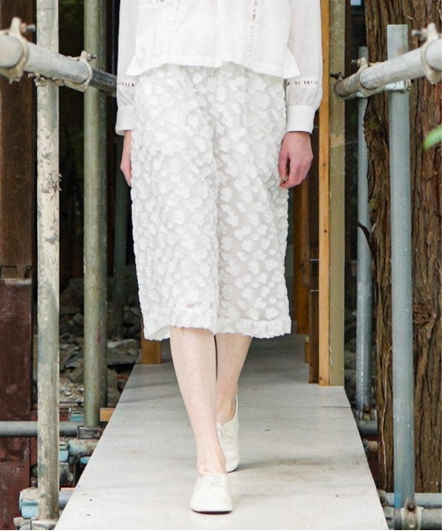 mintdesigns(ミントデザインズ)の「Floral Jacquard Volume Pants(その他パンツ・レディース・ブラック/ホワイト・ONESIZE)」の1枚目の写真