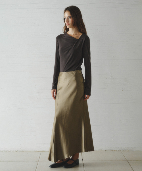 LENINA(レニーナ)の「ALOHA unbalanced satin long skirt_KHAKI(スカート・レディース・カーキ・SMALL/MEDIUM)」の1枚目の写真