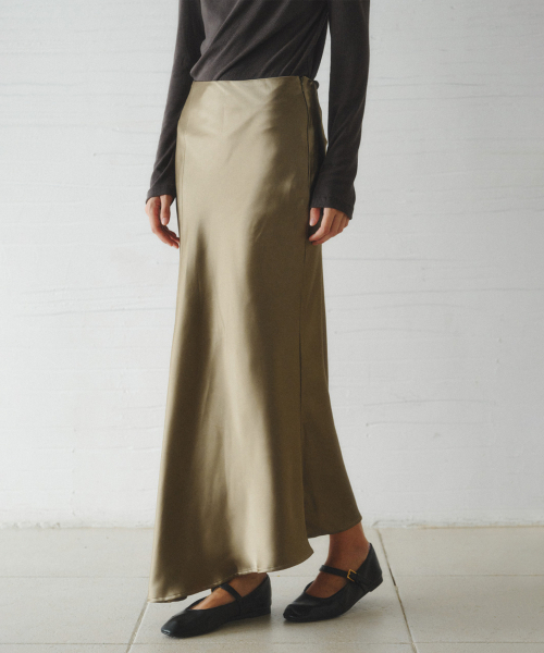 LENINA(レニーナ)の「ALOHA unbalanced satin long skirt_KHAKI(スカート・レディース・カーキ・SMALL/MEDIUM)」の2枚目の写真