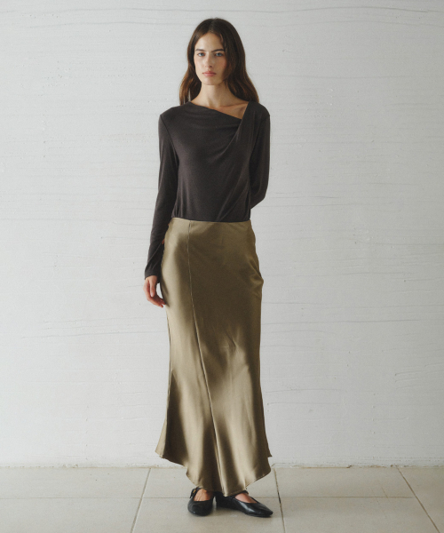 LENINA(レニーナ)の「ALOHA unbalanced satin long skirt_KHAKI(スカート・レディース・カーキ・SMALL/MEDIUM)」の3枚目の写真
