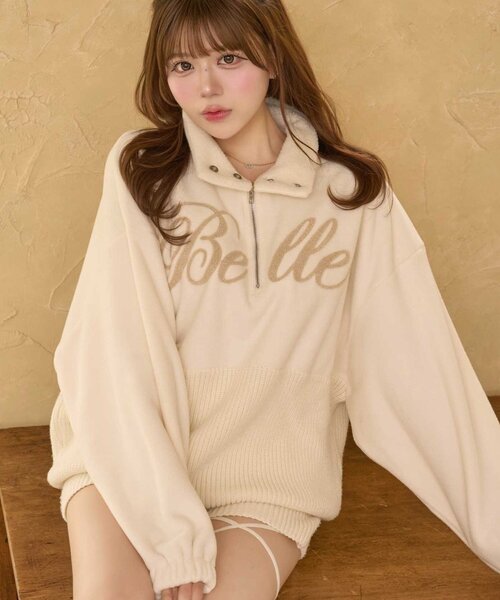 Belle Charme（ベルシャルム）の「【Belle Charme】Belle Logo Docking Fleece（ニット/セーター・レディース・ブラック/ベージュ/オフホワイト・FREE）」の2枚目の写真
