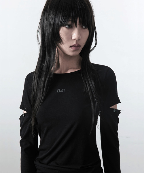 41PRAY(サイルプレイ)の「ボタンカットアウトスリーブトップ / ブラック(Tシャツ/カットソー・レディース・その他・FREE)」の1枚目の写真