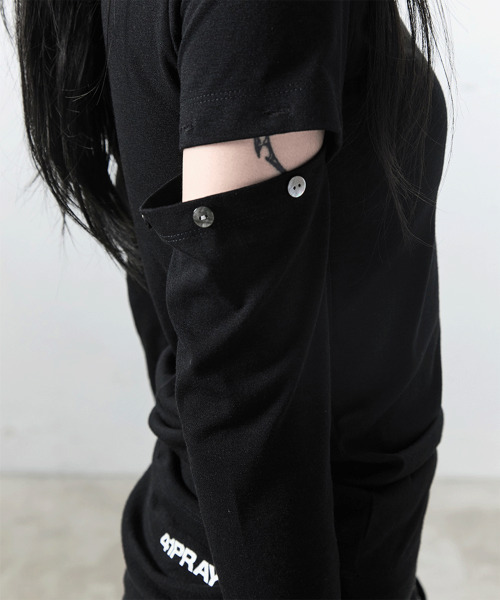 41PRAY(サイルプレイ)の「ボタンカットアウトスリーブトップ / ブラック(Tシャツ/カットソー・レディース・その他・FREE)」の2枚目の写真