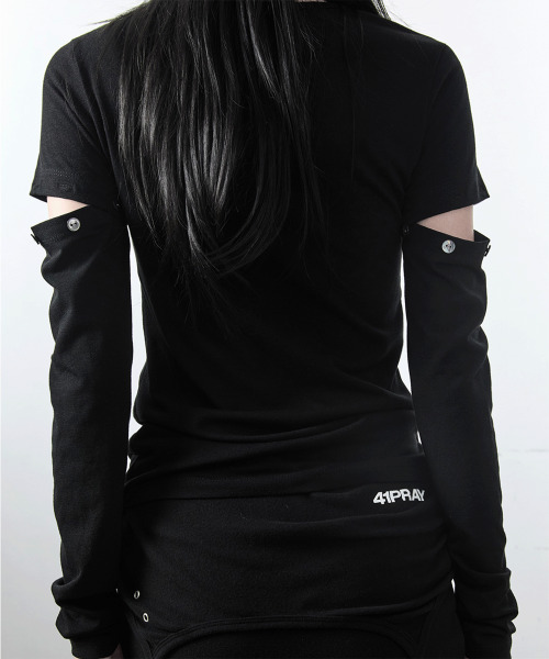 41PRAY(サイルプレイ)の「ボタンカットアウトスリーブトップ / ブラック(Tシャツ/カットソー・レディース・その他・FREE)」の3枚目の写真