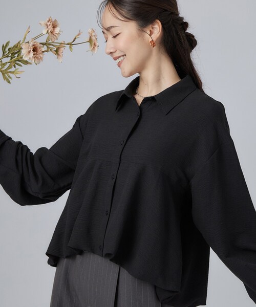 SHOO・LA・RUE(シューラルー)の「【S-LL/洗濯機可】インせず即こなれる 裾バルーンシャツ(シャツ/ブラウス・レディース・マスタード/ブラック/アイボリー・02/04/03/01)」の2枚目の写真