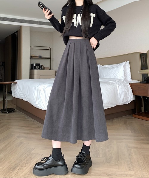 LUCPY(ラクピー)の「タックプリーツ フレアロングスカート(スカート・レディース・ブラック/ブラウン/グレー・SMALL/MEDIUM/LARGE/X-LARGE)」の2枚目の写真