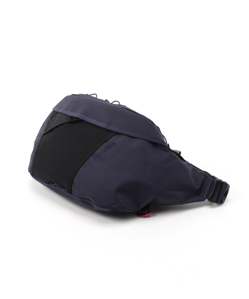 JOURNAL STANDARD（ジャーナルスタンダード）の「KLATTERMUSEN /クレッタルムーセン : FIMMAFANG 2.0/ショルダーバッグ（ボディバッグ/ウエストポーチ・メンズ・ネイビー・FREE）」の2枚目の写真