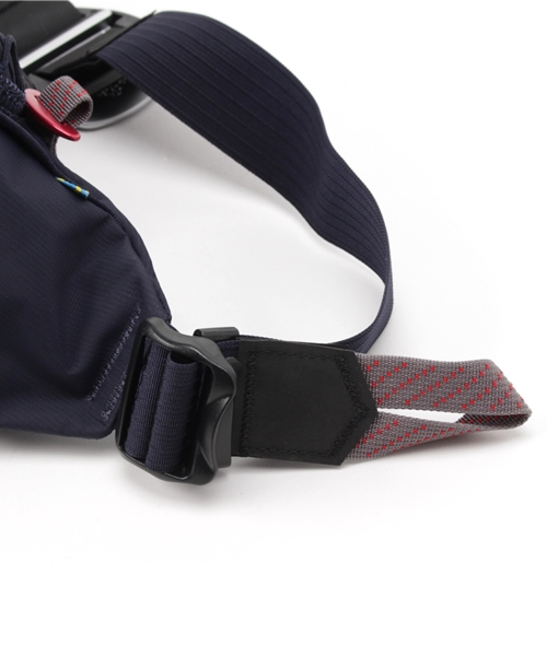 JOURNAL STANDARD（ジャーナルスタンダード）の「KLATTERMUSEN /クレッタルムーセン : FIMMAFANG 2.0/ショルダーバッグ（ボディバッグ/ウエストポーチ・メンズ・ネイビー・FREE）」の6枚目の写真