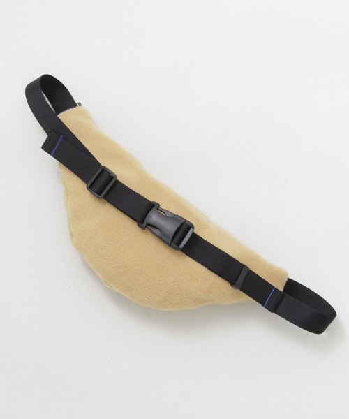 PHATEE（ファッティー）の「Phatee　FLEECE WAIST BAG（ボディバッグ/ウエストポーチ・レディース・ブラック/ベージュ/オフホワイト・ONE）」の5枚目の写真