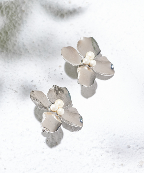 natural couture（ナチュラルクチュール）の「お花メタルイヤリング（イヤリング・レディース・ゴールド/シルバー・FREE）」の2枚目の写真
