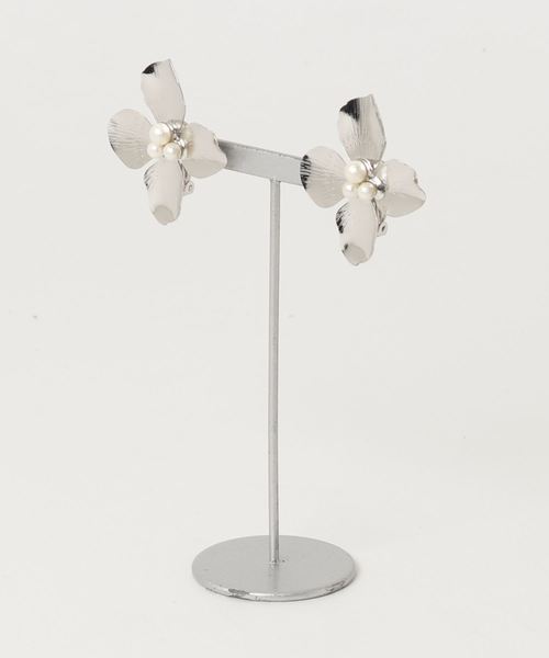 natural couture（ナチュラルクチュール）の「お花メタルイヤリング（イヤリング・レディース・ゴールド/シルバー・FREE）」の5枚目の写真